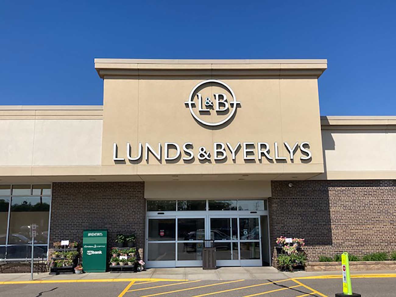 Exterior building shot of Lunds & Byerlys